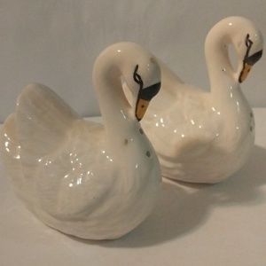 Vintage Pair of swan Sal and pepper shakers not heavy gorgeous swan figurine